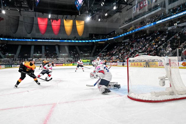 ZURICH, SWITZERLAND - MAY 25: Frederik Tiffels of Germany scores a goal against goalkeeper Ben Bowns of Great Britain during the 2026 IIHF Ice hockey, Eishockey World Championship, WM, Weltmeisterschaft Switzerland game between Germany and Great Britain at Swiss Life Arena on May 25, 2026 in Zurich, Zurich. Zurich Swiss Life Arena Zurich Switzerland Copyright: xJustPictures.ch AndreaxBrancax jp-en-EuSpIm-JP7_ANB_Sui_Hung_25052026_2383