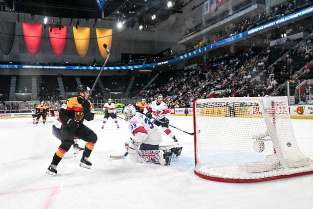 ZURICH, SWITZERLAND - MAY 25: Frederik Tiffels of Germany scores a goal against goalkeeper Ben Bowns of Great Britain during the 2026 IIHF Ice hockey, Eishockey World Championship, WM, Weltmeisterschaft Switzerland game between Germany and Great Britain at Swiss Life Arena on May 25, 2026 in Zurich, Zurich. Zurich Swiss Life Arena Zurich Switzerland Copyright: xJustPictures.ch AndreaxBrancax jp-en-EuSpIm-JP7_ANB_Sui_Hung_25052026_2390