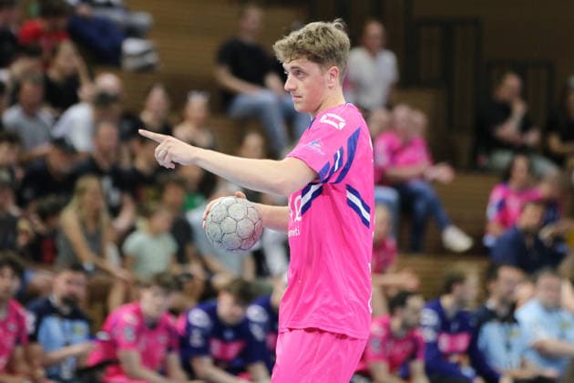 25.05.2026 Handball Herren 2025 2026 2. Handball-Bundesliga 32. Spieltag HC Elbflorenz 2006 - TSV Bayer Dormagen BallsportArena Dresden Florian Boehnert (Dormagen, 9, pink) gibt die Richtung vor. Dresden Sachsen Deutschland