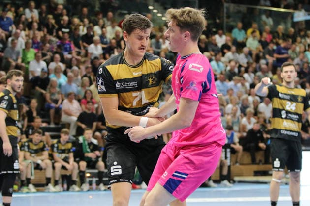 25.05.2026 Handball Herren 2025 2026 2. Handball-Bundesliga 32. Spieltag HC Elbflorenz 2006 - TSV Bayer Dormagen BallsportArena Dresden Oliver Seidler (Dresden, 71, schwarzgold) und Florian Boehnert (Dormagen, 9, pink) im Kampf um den Ball. Dresden Sachsen Deutschland