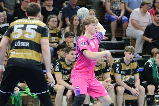 25.05.2026 Handball Herren 2025 2026 2. Handball-Bundesliga 32. Spieltag HC Elbflorenz 2006 - TSV Bayer Dormagen BallsportArena Dresden Finn Schroven (Dormagen, 19, pink) am Ball. Dresden Sachsen Deutschland
