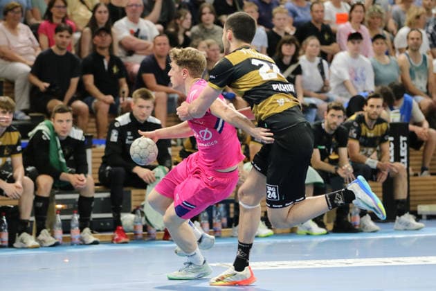 25.05.2026 Handball Herren 2025 2026 2. Handball-Bundesliga 32. Spieltag HC Elbflorenz 2006 - TSV Bayer Dormagen BallsportArena Dresden Florian Boehnert (Dormagen, 9, pink) wird von Lauro Pichiri (Dresden, 24, schwarzgold) gehalten. Dresden Sachsen Deutschland
