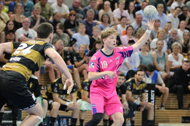 25.05.2026 Handball Herren 2025 2026 2. Handball-Bundesliga 32. Spieltag HC Elbflorenz 2006 - TSV Bayer Dormagen BallsportArena Dresden Finn Schroven (Dormagen, 19, pink) spielt einen Pass. Dresden Sachsen Deutschland