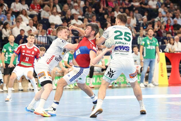 Handball Daikin Handball Bundesliga 2025 2026 - Handball Verein Hamburg vs. FA Göppingen Sascha Brodbeck (Goeppingen),Jacob Arenth Lassen (Hamburg),Ludvig Jurmala Astrï¿½ Astroem (Goeppingen), Barclays Arena Hamburg