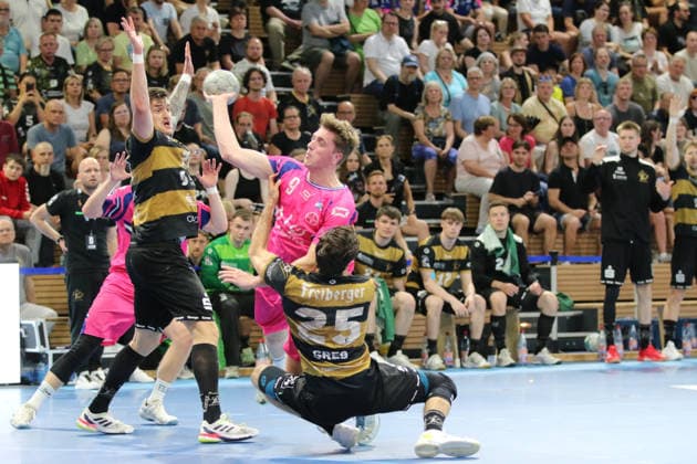 25.05.2026 Handball Herren 2025 2026 2. Handball-Bundesliga 32. Spieltag HC Elbflorenz 2006 - TSV Bayer Dormagen BallsportArena Dresden Florian Boehnert (Dormagen, 9, pink) wird von Sebastian Greß (Dresden, 25, schwarzgold) umgerissen. Dresden Sachsen Deutschland
