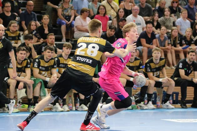25.05.2026 Handball Herren 2025 2026 2. Handball-Bundesliga 32. Spieltag HC Elbflorenz 2006 - TSV Bayer Dormagen BallsportArena Dresden Finn Schroven (Dormagen, 19, pink) im Zweikampf Timo Stoyke (Dresden, 28, schwarzgold). Dresden Sachsen Deutschland