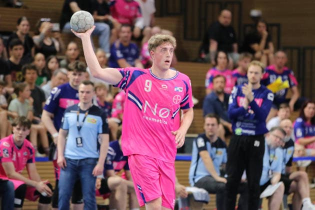 25.05.2026 Handball Herren 2025 2026 2. Handball-Bundesliga 32. Spieltag HC Elbflorenz 2006 - TSV Bayer Dormagen BallsportArena Dresden Florian Boehnert (Dormagen, 9, pink) spielt einen Pass. Dresden Sachsen Deutschland