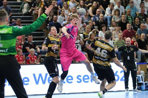 25.05.2026 Handball Herren 2025 2026 2. Handball-Bundesliga 32. Spieltag HC Elbflorenz 2006 - TSV Bayer Dormagen BallsportArena Dresden Finn Schroven (Dormagen, 19, pink) beim Torwurf. Julius Dierberg (Dresden, 9, schwarzgold) kommt zu spät. Dresden Sachsen Deutschland