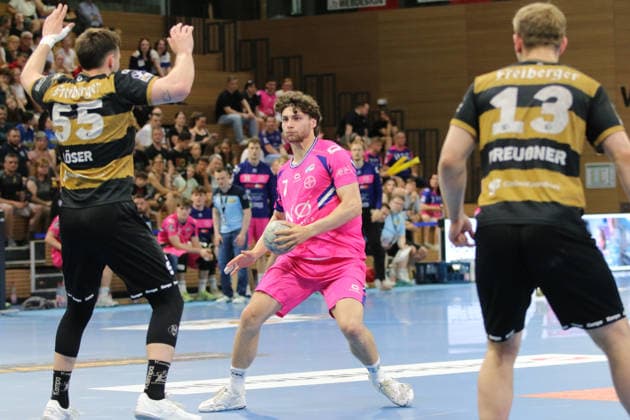 25.05.2026 Handball Herren 2025 2026 2. Handball-Bundesliga 32. Spieltag HC Elbflorenz 2006 - TSV Bayer Dormagen BallsportArena Dresden Krischa Leis (Dormagen, 7, pink) am Ball. Dresden Sachsen Deutschland