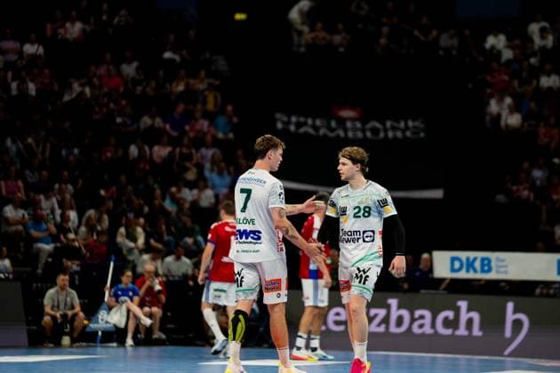 Victor Klöve und Franko Lastro von Frisch Auf Göppingen kommunizieren während des Spiels in der Barclays Arena. Beide Spieler tragen weiße Trikots und sind in einer Spielpause oder während eines Spielzugs in Austausch miteinander. Handball Verein Hamburg vs. Frisch Auf Göppingen Copyright: xPhilippHeistx