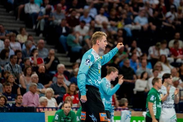 Ein Torhüter des HSV Hamburg in türkisem Trikot gestikuliert während eines Spiels in der Barclays Arena. Das Publikum verfolgt die Partie aufmerksam von den Rängen. Handball Verein Hamburg vs. Frisch Auf Göppingen Copyright: xPhilippHeistx