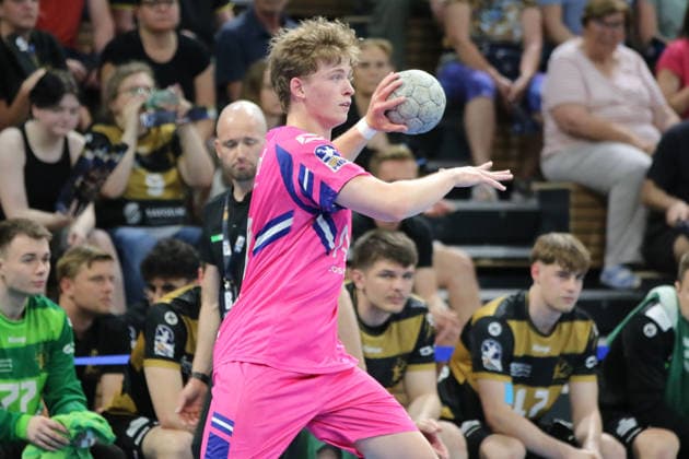 25.05.2026 Handball Herren 2025 2026 2. Handball-Bundesliga 32. Spieltag HC Elbflorenz 2006 - TSV Bayer Dormagen BallsportArena Dresden Finn Schroven (Dormagen, 19, pink) am Ball. Dresden Sachsen Deutschland