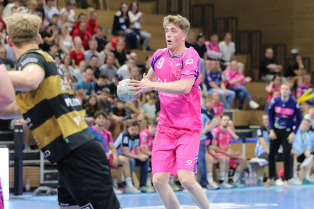 25.05.2026 Handball Herren 2025 2026 2. Handball-Bundesliga 32. Spieltag HC Elbflorenz 2006 - TSV Bayer Dormagen BallsportArena Dresden Florian Boehnert (Dormagen, 9, pink) am Ball. Dresden Sachsen Deutschland