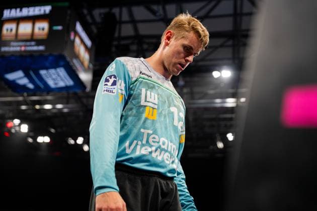Ein Spieler des Frisch Auf Göppingen türkisem Trikot steht nachdenklich auf dem Spielfeld der Barclays Arena. Im Hintergrund sind die Anzeigetafeln und die Arena-Infrastruktur sichtbar. Handball Verein Hamburg vs. Frisch Auf Göppingen Copyright: xPhilippHeistx