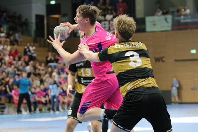 25.05.2026 Handball Herren 2025 2026 2. Handball-Bundesliga 32. Spieltag HC Elbflorenz 2006 - TSV Bayer Dormagen BallsportArena Dresden Felix Böckenholt (Dormagen, 17, pink) im Zweikampf mit Louis Bensch (Dresden, 3, schwarzgold). Dresden Sachsen Deutschland