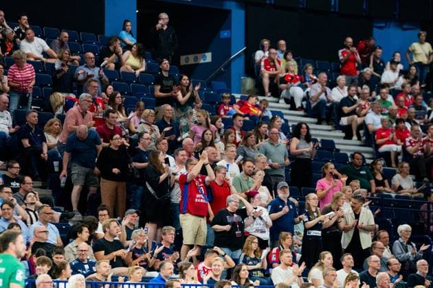 Zuschauer aus Hamburg und Göppingen füllen die Ränge der Barclays Arena während des DAIKIN Handball-Bundesliga-Spiels. Die Fans tragen Fankleidung ihrer Mannschaften und verfolgen die Partie aufmerksam. Handball Verein Hamburg vs. Frisch Auf Göppingen Copyright: xPhilippHeistx