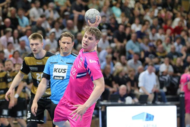 25.05.2026 Handball Herren 2025 2026 2. Handball-Bundesliga 32. Spieltag HC Elbflorenz 2006 - TSV Bayer Dormagen BallsportArena Dresden Felix Böckenholt (Dormagen, 17, pink) beim Siebenmeter. Dresden Sachsen Deutschland