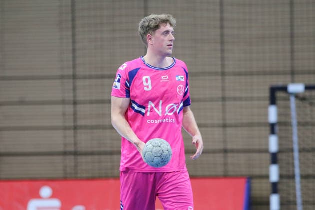 25.05.2026 Handball Herren 2025 2026 2. Handball-Bundesliga 32. Spieltag HC Elbflorenz 2006 - TSV Bayer Dormagen BallsportArena Dresden Florian Boehnert (Dormagen, 9, pink) am Ball. Dresden Sachsen Deutschland