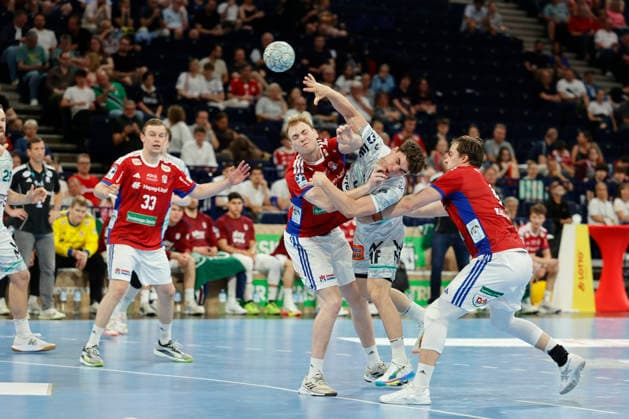 Handball 1. Handball-Bundesliga, Daikin HBL 2025 2026 - Handball Verein Hamburg (HSVH) vs. FRISCH AUF! Göppingen Elias Newel (Goeppingen) wird beim Torwurf von Einar Olafsson (Hamburg) hart angegangen, rechts Andreas Magaard (Hamburg), links Moritz Sauter (Hamburg) . Barclays Arena Hamburg Hamburg Foto: Frank Schoof