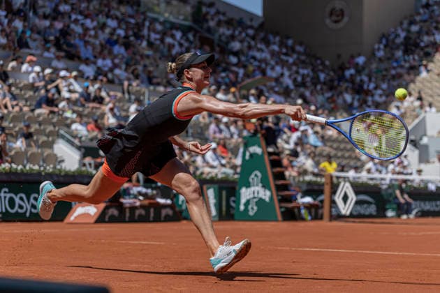 2026 French Open - Day Two Anna Bondar returns the ball against Elina Svitolina during the Roland Garros Grand Slam Tournament on May 25, 2026, in Paris, France. Paris France  Copyright: xRobertxSzaniszlox originalFilename:szaniszlo-notitle260525_npcDY.jpg