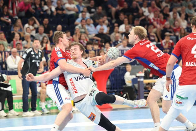 Handball Daikin Handball Bundesliga 2025 2026 - Handball Verein Hamburg vs. FA Göppingen Moritz Sauter (Hamburg),Erik Persson (Goeppingen),Einar Olafsson (Hamburg), Barclays Arena Hamburg