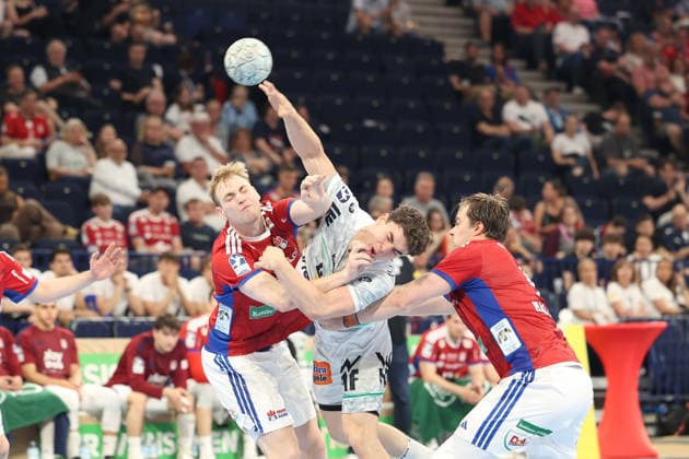Handball Daikin Handball Bundesliga 2025 2026 - Handball Verein Hamburg vs. FA Göppingen Einar Olafsson (Hamburg),Elias Newel (Goeppingen),Moritz Sauter (Hamburg), Barclays Arena Hamburg