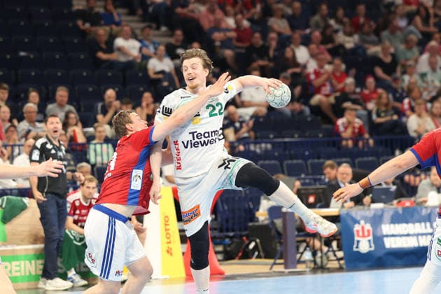 Handball Daikin Handball Bundesliga 2025 2026 - Handball Verein Hamburg vs. FA Göppingen Moritz Sauter (Hamburg),Erik Persson (Goeppingen),erfolgreicher Torwurf, Barclays Arena Hamburg