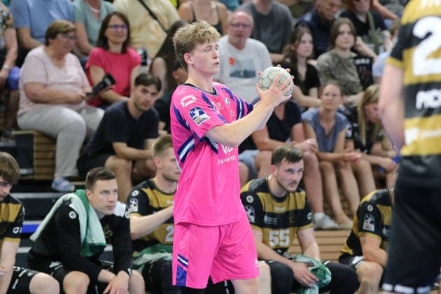 25.05.2026 Handball Herren 2025 2026 2. Handball-Bundesliga 32. Spieltag HC Elbflorenz 2006 - TSV Bayer Dormagen BallsportArena Dresden Finn Schroven (Dormagen, 19, pink) am Ball. Dresden Sachsen Deutschland