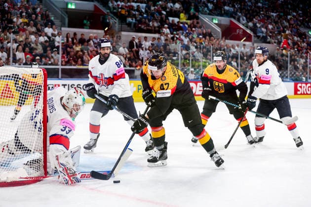 Ice hockey, Eishockey - IIHF WC 2026 ZURICH,SWITZERLAND,25.MAY.26 - ICE HOCKEY - IIHF Ice Hockey World Championship, WM, Weltmeisterschaft 2026, group stage, USA vs Hungary. Image shows Ben Bowns (GBR) and Alexander Karachun (GER).  GEPAxpictures xMaticxKlansek