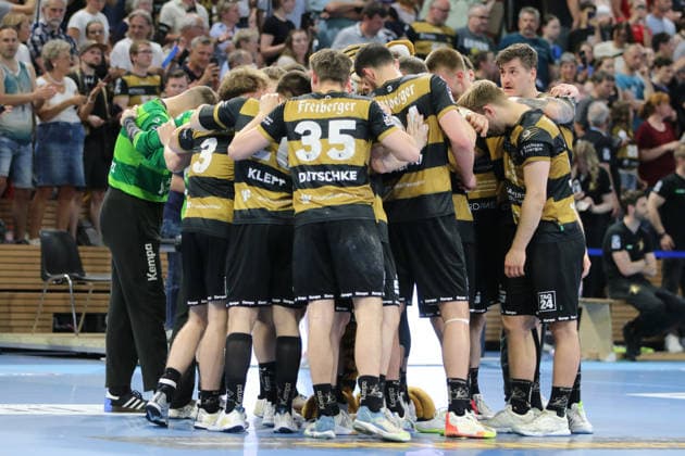 25.05.2026 Handball Herren 2025 2026 2. Handball-Bundesliga 32. Spieltag HC Elbflorenz 2006 - TSV Bayer Dormagen BallsportArena Dresden Spielerkreis des HC Elbflorenz nach dem Spiel. Dresden Sachsen Deutschland