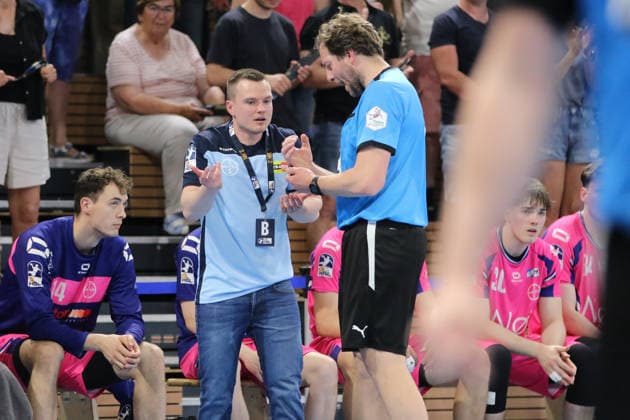 25.05.2026 Handball Herren 2025 2026 2. Handball-Bundesliga 32. Spieltag HC Elbflorenz 2006 - TSV Bayer Dormagen BallsportArena Dresden Julian Bauer (Dormagen, Trainer) in Diskussionen mit Jens Vortmann (Schiedsrichter 2). Dresden Sachsen Deutschland