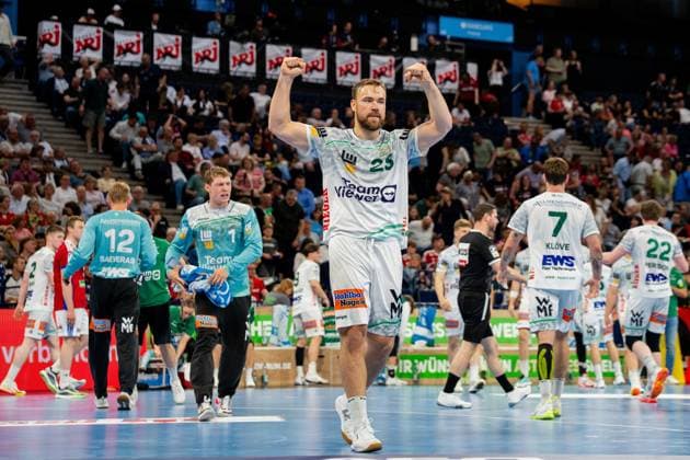 Ludvig Jurmala Åström ( 25) von Frisch Auf Göppingen jubelt mit erhobenen Fäusten auf dem Spielfeld der Barclays Arena. Im Hintergrund sind Zuschauer und weitere Spieler beider Mannschaften zu sehen. Handball Verein Hamburg vs. Frisch Auf Göppingen Copyright: xPhilippHeistx