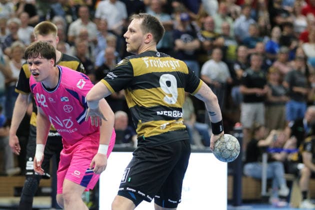 25.05.2026 Handball Herren 2025 2026 2. Handball-Bundesliga 32. Spieltag HC Elbflorenz 2006 - TSV Bayer Dormagen BallsportArena Dresden Julius Dierberg (Dresden, 9, schwarzgold) bei einem Siebenmeter. Dresden Sachsen Deutschland