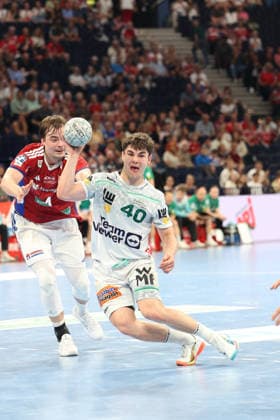Handball Daikin Handball Bundesliga 2025 2026 - Handball Verein Hamburg vs. FA Göppingen Andreas Magaard (Hamburg),Elias Newel (Goeppingen), Barclays Arena Hamburg