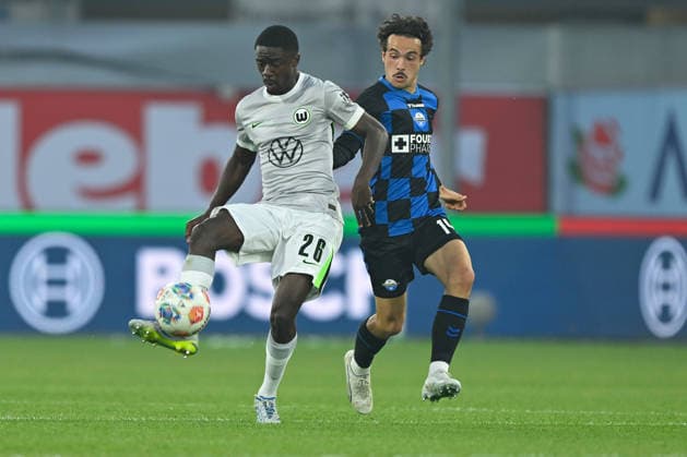 Paderborn, Home Deluxe Arena, 25.05.26, GER, Herren, Relegation, Saison 2025-2026, SC Paderborn 07 - VfL Wolfsburg Bild: v.li. im Zweikampf Sael KUMBEDI (Wolfsburg) und Mika BAUR (Paderborn) DFL regulations prohibit any use of photographs as image sequences and or quasi-video. NRW Deutschland