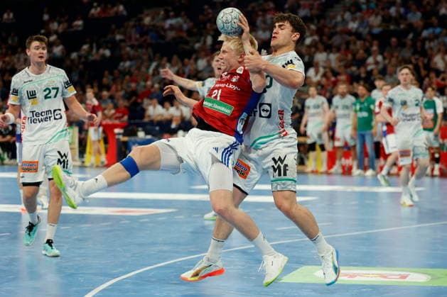 Handball 1. Handball-Bundesliga, Daikin HBL 2025 2026 - Handball Verein Hamburg (HSVH) vs. FRISCH AUF! Göppingen Frederik Bo Andersen (Hamburg) wird von Elias Newel (Goeppingen) gehalten . Barclays Arena Hamburg Hamburg Foto: Frank Schoof