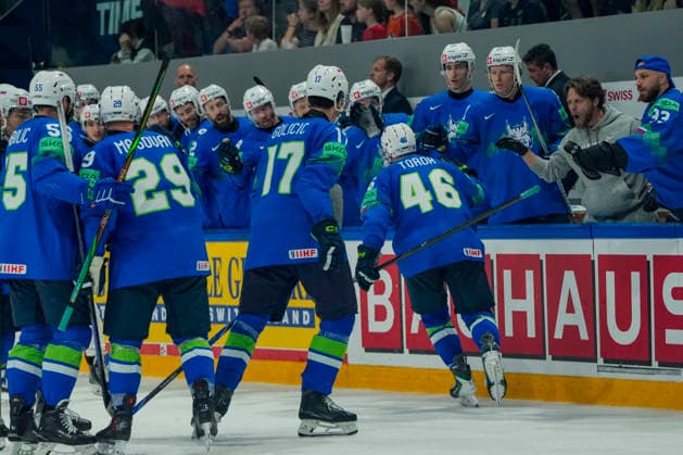 FRIBOURG, SWITZERLAND - MAY 25: Matic Torok of Slovenia R) celebrates his goal with the bench during the 2026 IIHF Ice hockey, Eishockey World Championship, WM, Weltmeisterschaft Switzerland game between Slovenia and Italy at BCF Arena on May 25, 2026 in Fribourg, Fribourg. Fribourg BCF Arena Fribourg Switzerland Copyright: xJustPictures.ch JarixPestelaccix jp-en-EuSpIm-JP6_JAR_Slovenia_Italy_25May2026_00050