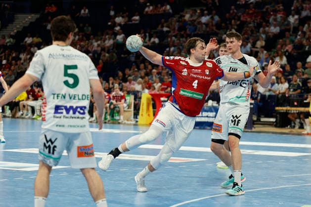 Handball 1. Handball-Bundesliga, Daikin HBL 2025 2026 - Handball Verein Hamburg (HSVH) vs. FRISCH AUF! Göppingen Andreas Magaard (Hamburg) wirft aufs Tor, dahinter Oskar Sunnefeldt (Goeppingen) . Barclays Arena Hamburg Hamburg Foto: Frank Schoof
