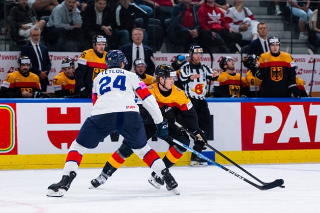 ZURICH, SWITZERLAND - MAY 25: Joshua Samanski (Germany, 44) in the battle for the puck with Joshua Tetlow (Great Britain, 24) during the Preliminary Round - Group A Match 49 between Germany and Great Britain at the IIHF Ice hockey, Eishockey World Championship, WM, Weltmeisterschaft 2026, Swiss Life Arena on May 25, 2026 in Zurich, Switzerland. Zurich Switzerland Copyright: xTimoxSteinx