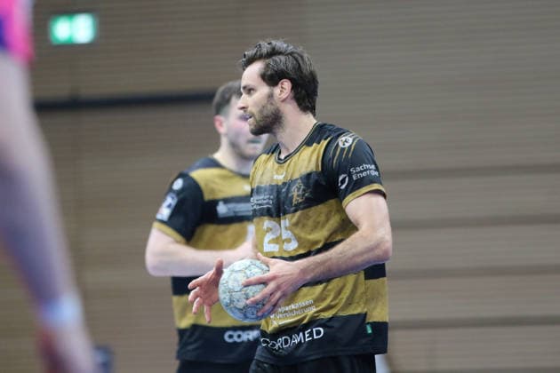 25.05.2026 Handball Herren 2025 2026 2. Handball-Bundesliga 32. Spieltag HC Elbflorenz 2006 - TSV Bayer Dormagen BallsportArena Dresden Sebastian Greß (Dresden, 25, schwarzgold) am Ball. Dresden Sachsen Deutschland