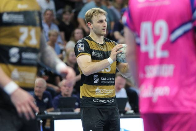 25.05.2026 Handball Herren 2025 2026 2. Handball-Bundesliga 32. Spieltag HC Elbflorenz 2006 - TSV Bayer Dormagen BallsportArena Dresden Anton Preußner (Dresden, 13, schwarzgold) am Ball. Dresden Sachsen Deutschland