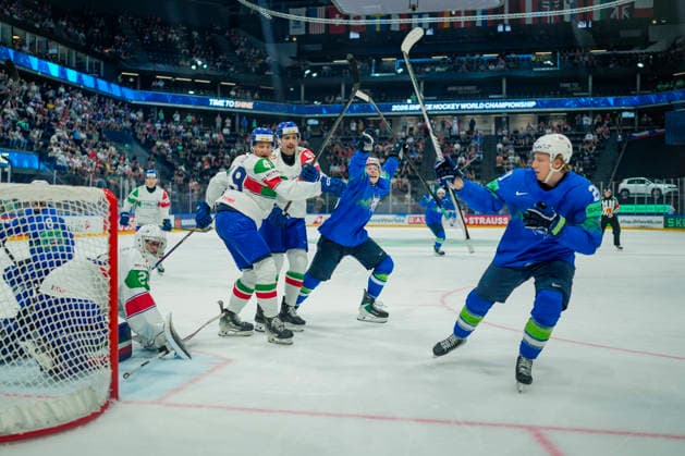 FRIBOURG, SWITZERLAND - MAY 25: goalkeeper Damian Clara of Italy L) can™t saves on Jan Drozg of Slovenia R) during the 2026 IIHF Ice hockey, Eishockey World Championship, WM, Weltmeisterschaft Switzerland game between Slovenia and Italy at BCF Arena on May 25, 2026 in Fribourg, Fribourg. Fribourg BCF Arena Fribourg Switzerland Copyright: xJustPictures.ch JarixPestelaccix jp-en-EuSpIm-JP6_JAR_Slovenia_Italy_25May2026_00051