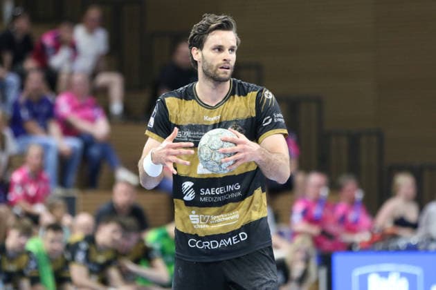 25.05.2026 Handball Herren 2025 2026 2. Handball-Bundesliga 32. Spieltag HC Elbflorenz 2006 - TSV Bayer Dormagen BallsportArena Dresden Sebastian Greß (Dresden, 25, schwarzgold) am Ball. Dresden Sachsen Deutschland