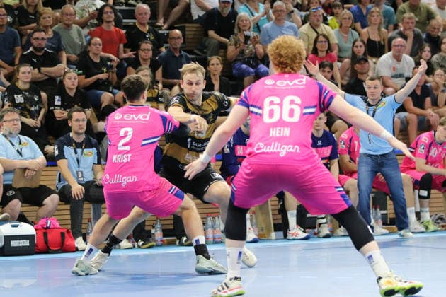 25.05.2026 Handball Herren 2025 2026 2. Handball-Bundesliga 32. Spieltag HC Elbflorenz 2006 - TSV Bayer Dormagen BallsportArena Dresden Anton Preußner (Dresden, 13, schwarzgold) im Zweikampf mit Luca Krist (Dormagen, 2, pink). Dresden Sachsen Deutschland