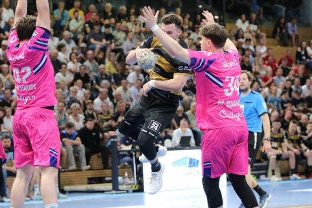 25.05.2026 Handball Herren 2025 2026 2. Handball-Bundesliga 32. Spieltag HC Elbflorenz 2006 - TSV Bayer Dormagen BallsportArena Dresden Maximilian Schmidt (Dormagen, 34, pink) im Dell mit Timo Löser (Dresden, 55, schwarzgold). Dresden Sachsen Deutschland
