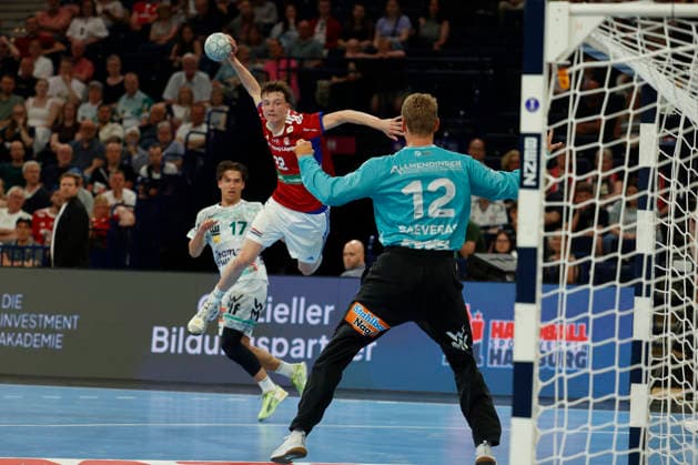 Handball 1. Handball-Bundesliga, Daikin HBL 2025 2026 - Handball Verein Hamburg (HSVH) vs. FRISCH AUF! Göppingen Xavier Apelt (Hamburg) wirft aufs Tor von Trainer Kristian Saeveras Saeveras (Goeppingen) . Barclays Arena Hamburg Hamburg Foto: Frank Schoof