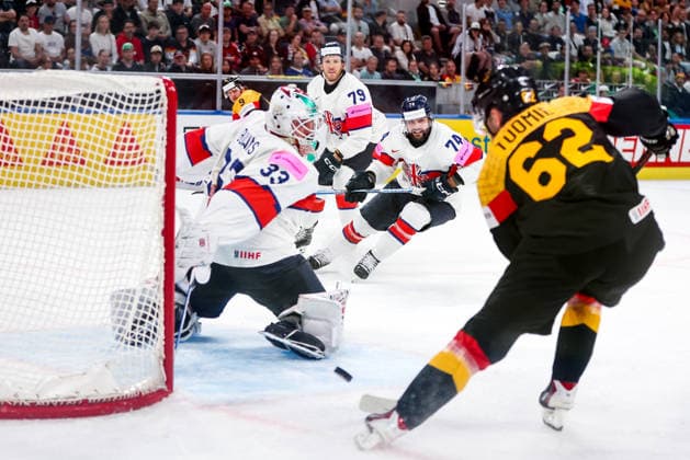 Ice hockey, Eishockey - IIHF WC 2026 ZURICH,SWITZERLAND,25.MAY.26 - ICE HOCKEY - IIHF Ice Hockey World Championship, WM, Weltmeisterschaft 2026, group stage, Germany vs Great Britain. Image shows Ben Bowns (GBR), Ollie Betteridge (GBR) and Parker Tuomie (GER).  GEPAxpictures xMaticxKlansek