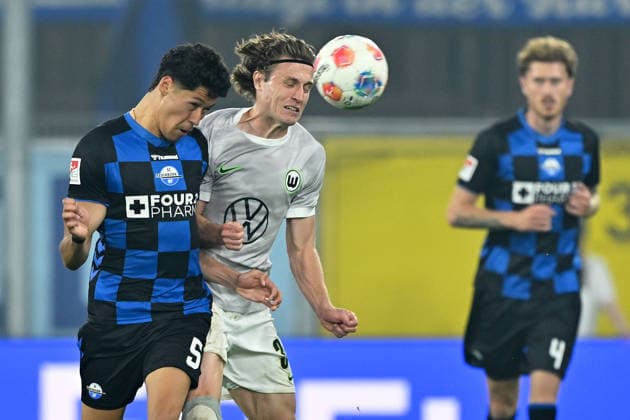 Paderborn, Home Deluxe Arena, 25.05.26, GER, Herren, Relegation, Saison 2025-2026, SC Paderborn 07 - VfL Wolfsburg Bild: v.li. im Zweikampf Santiago CASTANEDA (Paderborn) und Mattias SVANBERG (Wolfsburg) im Kopfball, Kopfballduell DFL regulations prohibit any use of photographs as image sequences and or quasi-video. NRW Deutschland