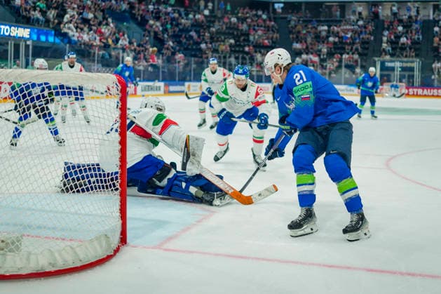 FRIBOURG, SWITZERLAND - MAY 25: Jan Drozg of Slovenia R) against goalkeeper Damian Clara of Italy L) during the 2026 IIHF Ice hockey, Eishockey World Championship, WM, Weltmeisterschaft Switzerland game between Slovenia and Italy at BCF Arena on May 25, 2026 in Fribourg, Fribourg. Fribourg BCF Arena Fribourg Switzerland Copyright: xJustPictures.ch JarixPestelaccix jp-en-EuSpIm-JP6_JAR_Slovenia_Italy_25May2026_00059
