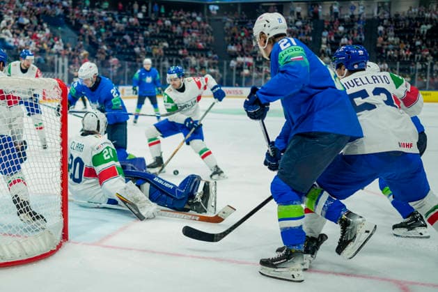 FRIBOURG, SWITZERLAND - MAY 25: goalkeeper Damian Clara of Italy saves despite a scramble in front of him during the 2026 IIHF Ice hockey, Eishockey World Championship, WM, Weltmeisterschaft Switzerland game between Slovenia and Italy at BCF Arena on May 25, 2026 in Fribourg, Fribourg. Fribourg BCF Arena Fribourg Switzerland Copyright: xJustPictures.ch JarixPestelaccix jp-en-EuSpIm-JP6_JAR_Slovenia_Italy_25May2026_00061